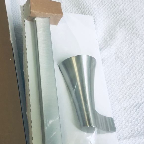 NEW MOEN Y0924BN "GRAEDEN" 24-Inch SINGLE TOWEL BAR, BRUSHED NICKEL FINISH. - Picture 2 of 5